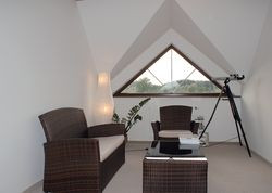 Na pierwszym piętrze na wprost schodów znajduje się kącik rekreacyjny