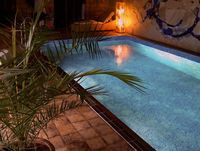 Basen kryty najczęściej buduje się w pomieszczeniu przylegającym do domu lub w piwnicy