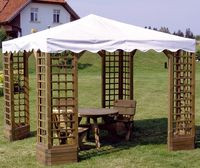 Ażurowe konstrukcyjne słupki altanki nadają jej lekkość i przestronność