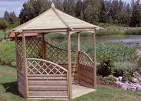 Mały drewniany domek przy stawie to urocze miejsce relaksu