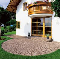 Kostką brukową można wykładać także powierzchnie o kształcie koła czy p&oacute;łkola