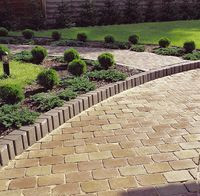 Nawierzchnie z kostki brukowej są wyjątkowo trwałe i dobrze odprowadzają wodę