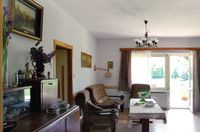 Rozkład mieszkania jest tradycyjny: z osobną dużą kuchnią i oddzieloną korytarzykiem strefą prywatną