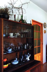 Salon Bożeny i Andrzeja; tu, wśród starych mebli i bliskich sercu drobiazgów można wypocząć z widokiem na drzewa.