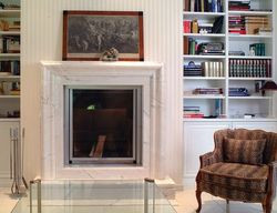 Kominek ze szklanymi drzwiczkami, wbudowany w ścianę