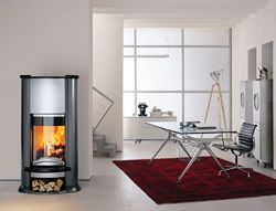 Nowoczesny, minimalistycznie urządzony pokój pracy – a w nim piecyk wolno stojący – kojarzony przecież z wiejską chatą