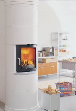 Ciekawy kształt kominka kojarzący się z filarem dźwigającym ciężar konstrukcji budynku