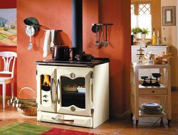 Piec wolno stojący z płytą grzejną – pozwala zrezygnować z kuchni gazowej czy elektrycznej