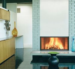 Otwarta przestrzeń – wspólna dla kuchni i salonu – kominek tworzy tu granice