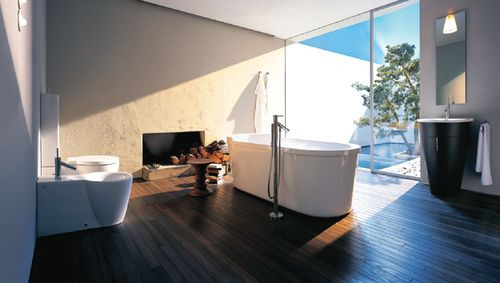 Kominek na jednej ścianie i duża przeszklona powierzchnia na drugiej