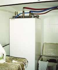 Ciepła woda użytkowa pochodzi z wolno stojącego zasobnika o  pojemności 200 litrów c.w.u.), który znajduje się w pomieszczeniu