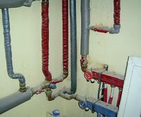 Rozdzielacze znajdujące się w piwnicy dzielą czynnik grzewczy na poszczególne piętra