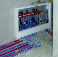 Na wszystkich kondygnacjach kolejne rozdzielacze dokonują rozdziału czynnika grzewczego na poszczególne pętle grzewcze