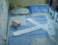 Maty kapilarne wraz z rurkami doprowadzającymi wodę