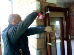 Mocowanie kotwy do ościeżnicy