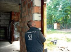 Ustawianie piony ościeżnicy