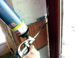 Wypełnianie szczeliny między ościeżnicą a murem pianką poliuretanową