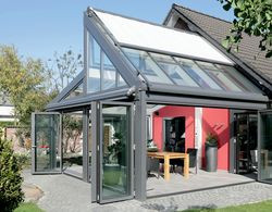 Składane i przesuwane drzwi pozwalają na otwarcie nawet całej ściany ogrodu zimowego