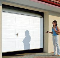 W bramie segmentowej kolejne panele chowają się pod sufitem