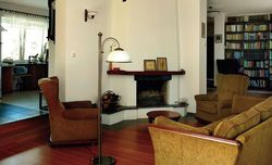 Przestrzeń parteru zorganizowana jest wokół dużego otwartego kominka