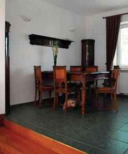 Stojąc przed kominkiem, w obniżonym o dwa stopnie salonie, po lewej mamy otwartą kuchnię