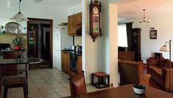 Kuchnia (choć przeniesiona z bloku, pasuje tu jak ulał) z urządzoną oszczędnie i ze smakiem jadalnią