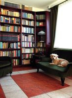 W domu książek jest tyle, że gdyby nawet ktoś bardzo się starał, nie zdołałby ich ukryć