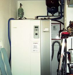 Pompa ciepła o mocy 6 kW to urządzenie kompaktowe, w kt&oacute;rym mieści się 160 litrowy zasobnik ciepłej wody użytkowej