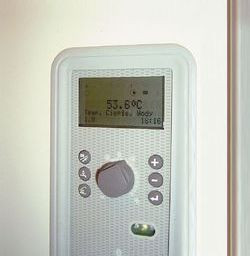 Wyświetlacz, na kt&oacute;rym można prześledzić nie tylko bieżące parametry pracy pompy ciepła, ale r&oacute;wnież całą historię jej działania od momentu uruchomienia