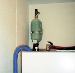 Zbiorniczek wyr&oacute;wnawczy glikolu krążącego w kolektorze pompy ciepła