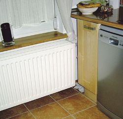 Właściciele zdecydowali się na duże grzejniki, kt&oacute;re bardzo skutecznie zapewniają odpowiednią temperaturę w poszczeg&oacute;lnych pomieszczeniach