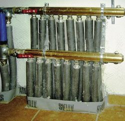 Rozdzielacz, dzięki któremu poszczególne grzejniki otrzymują wymaganą ilość ciepłej wody