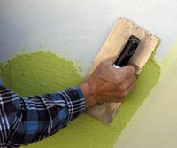 Ściany jedno- i dwuwarstwowe można wykończyć kolorowym tynkiem akrylowym