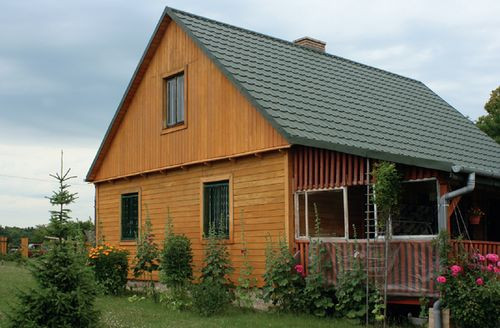 Niewielki domek postawiony na ziemi kupionej od rolnika, przekwalifikowanej na działkę rekreacyjną