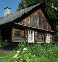 Urokliwy, stary dom napotkany podczas wędrówek po Polesiu