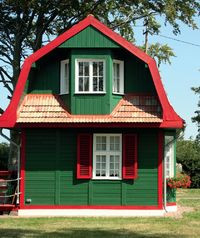 Urokliwy domek na skraju morskiego brzegu, jeden z najstarszych domów letniskowych na Wybrzeżu Środkowym