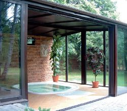 Jacuzzi w oszklonym pomieszczeniu