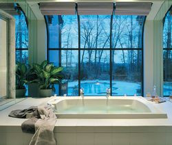 Kąpiel w wannie z hydromasażem pod szklanym niebem i widokiem na jezioro z pewnością przedłuży każdy wieczór