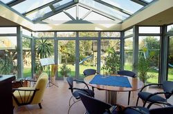 Duży stół, wygodne krzesła i piękny widok to nie wszystko, co umili chwile w tym ogrodzie