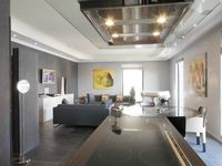 Dostojne szarości i gustowne dodatki nadadzą salonowi elegancji