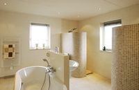 Wytworne beże i biele pozwolą poczuć się w łazience jak w SPA