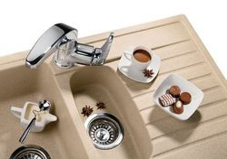 Granitowy zlewozmywak z serii Reflex projektu Marcina Jędrzaka uwodzi szlachetną fakturą i ciepłym kolorem