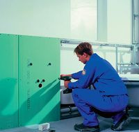 Stelaże podtynkowe mocuje się do specjalnych szyn montażowych przykręcanych do ściany i podłogi