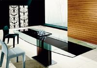 Drewno na ścianie ogrzewa swoim kolorytem chłodne wnętrze, urządzone w stylu eleganckiej awangardy