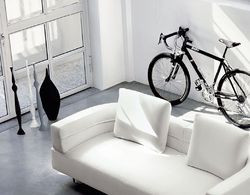 Penetracja światłem poprzez szklaną ścianę doda przestrzeni każdemu wnętrzu