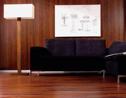 Elegancki salon wyłożony panelami w odcieniu dębu umbria z kolekcji Retro