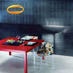 Kolorowe tworzywa i barwna ceramika ścienna świetnie się dogadują