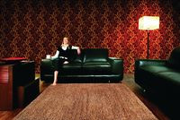 Florystyczne esy-floresy wspinają się na ścianę, jak jesienny winobluszcz