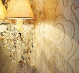 W kolekcji Bohémien firmy Arte znajdziemy tapety w kolorystycznych duetach, m.in. dąb i perła, krem i kamienna szarość, rubin i czerwień, srebro i biel