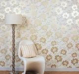 Florystyczny wzór w postaci srebrzystego nadruku; tapeta z kolekcji Paper firmy Crowson